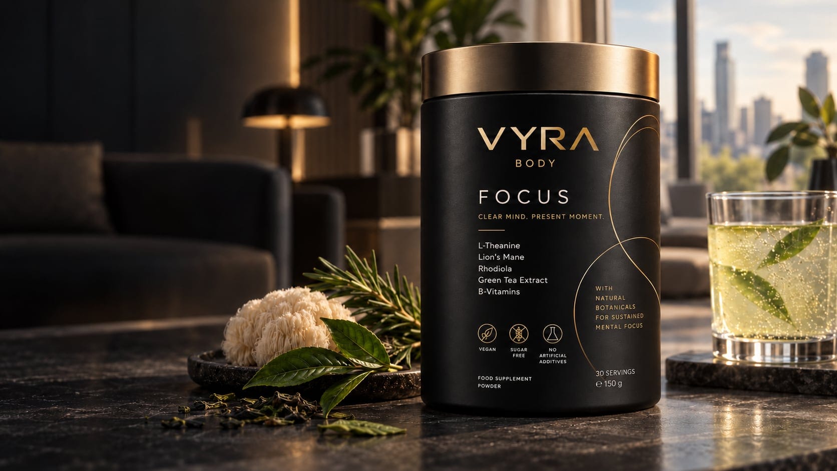 Visualisation: VYRA BODY FOCUS tin next to a glass with a greenish drink and herbs