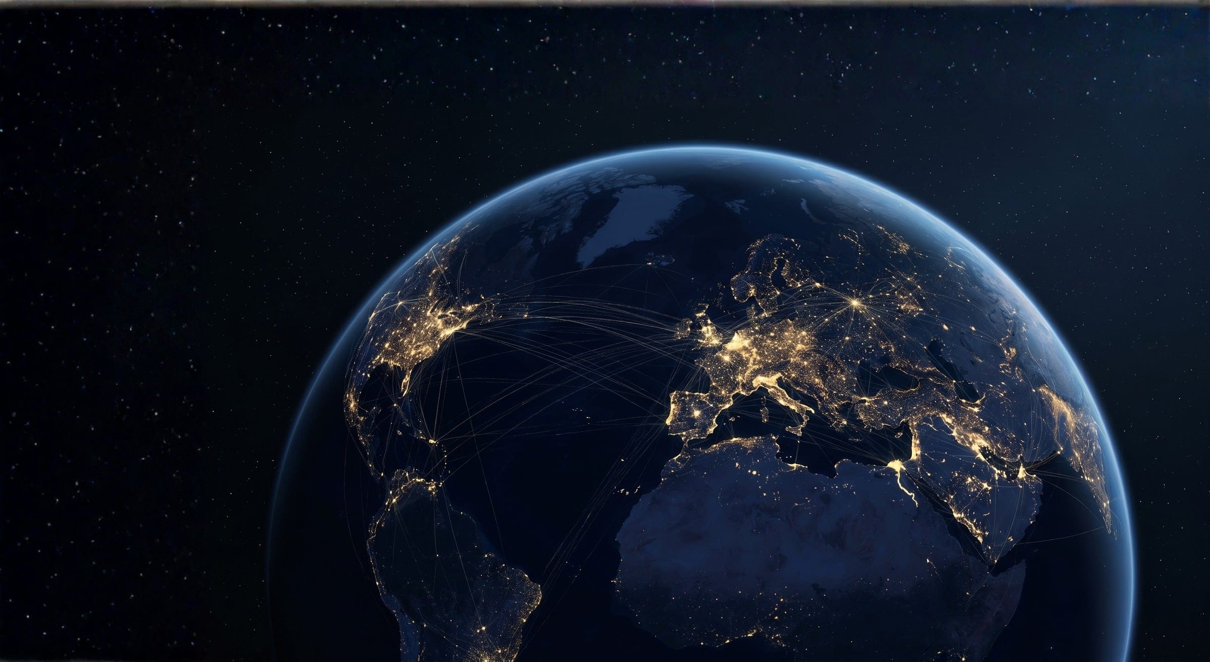 Die Erde bei Nacht aus dem All: Europa und Nordamerika leuchten, feine Lichtlinien verbinden die Kontinente