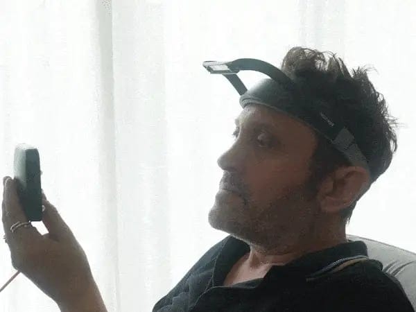 Put on the headgear, connect your headphones and choose a session in the app.