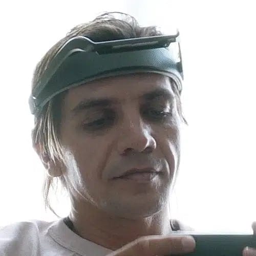 Gerät laden, einschalten und das Headgear bequem einstellen.