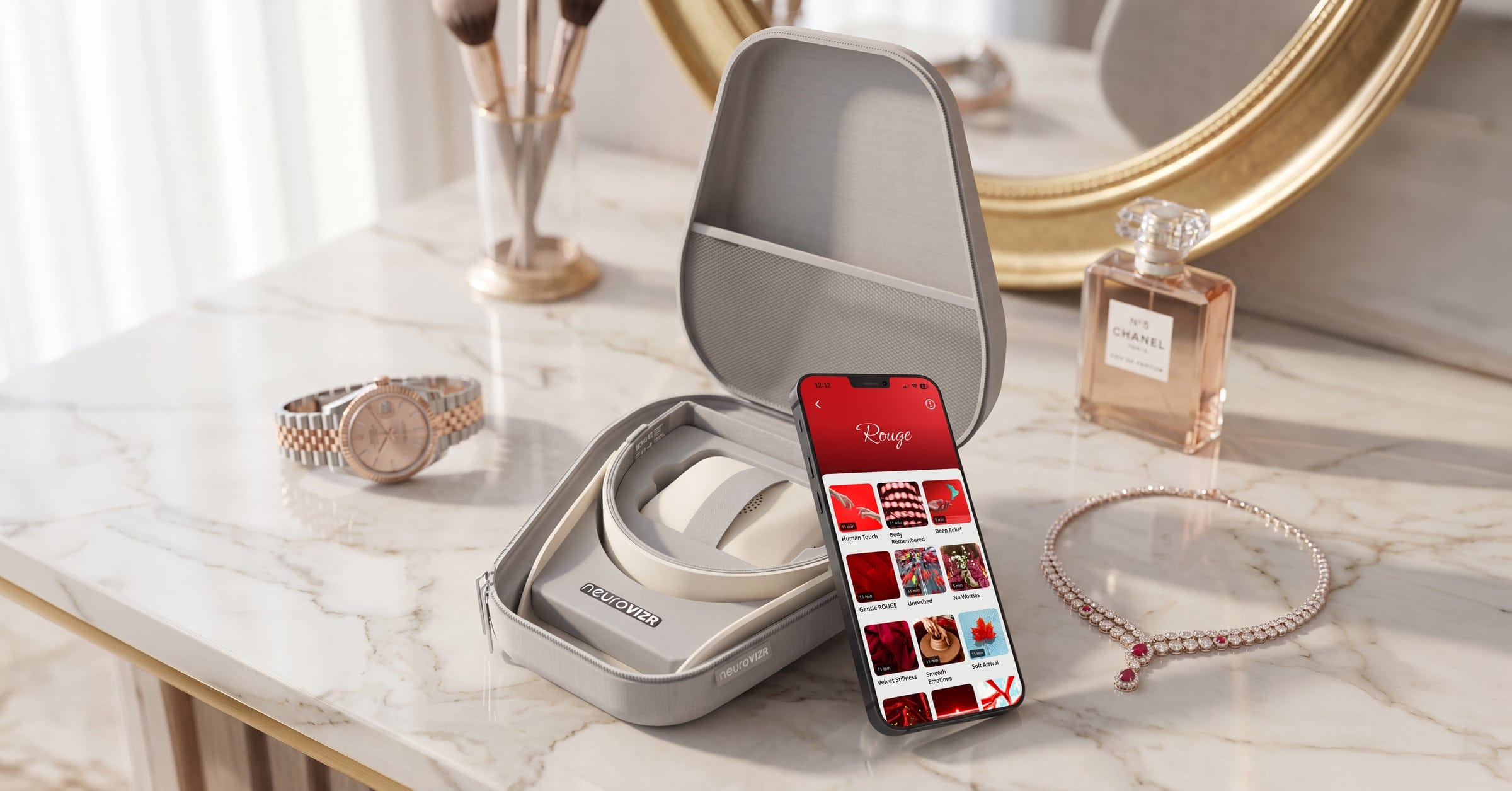 neuroVIZR ROUGE im geöffneten Luxury Case auf einem Marmortisch, daneben ein Smartphone mit der ROUGE-Bibliothek